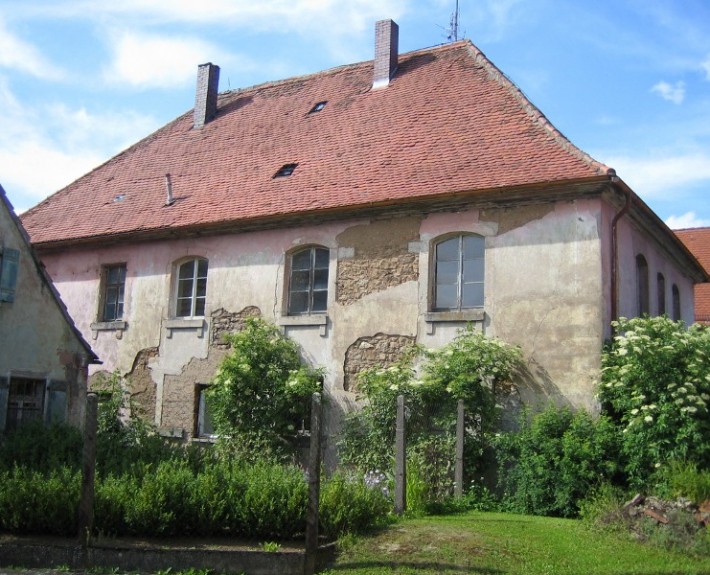 Altes Haus mit abgebröckeltem Verputz