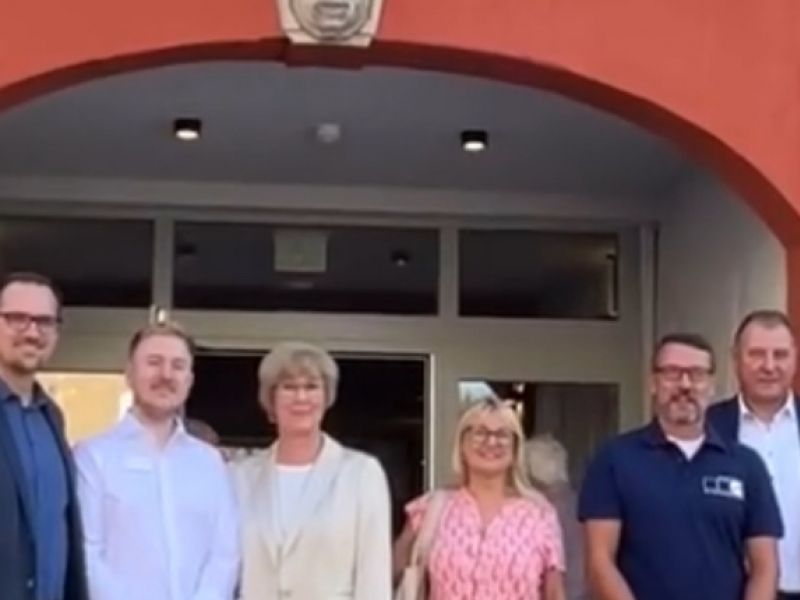 9 Personen vor dem Hoteleingang