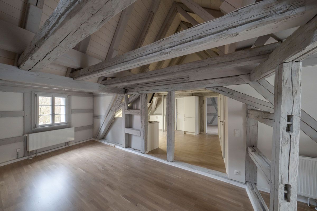 Renovierter Dachstuhl mit Fachwerk