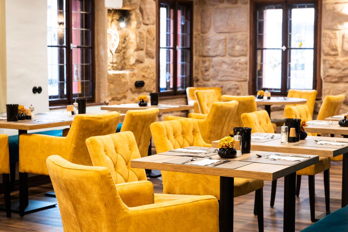 Restaurant mit gelben Sesseln und Tischen