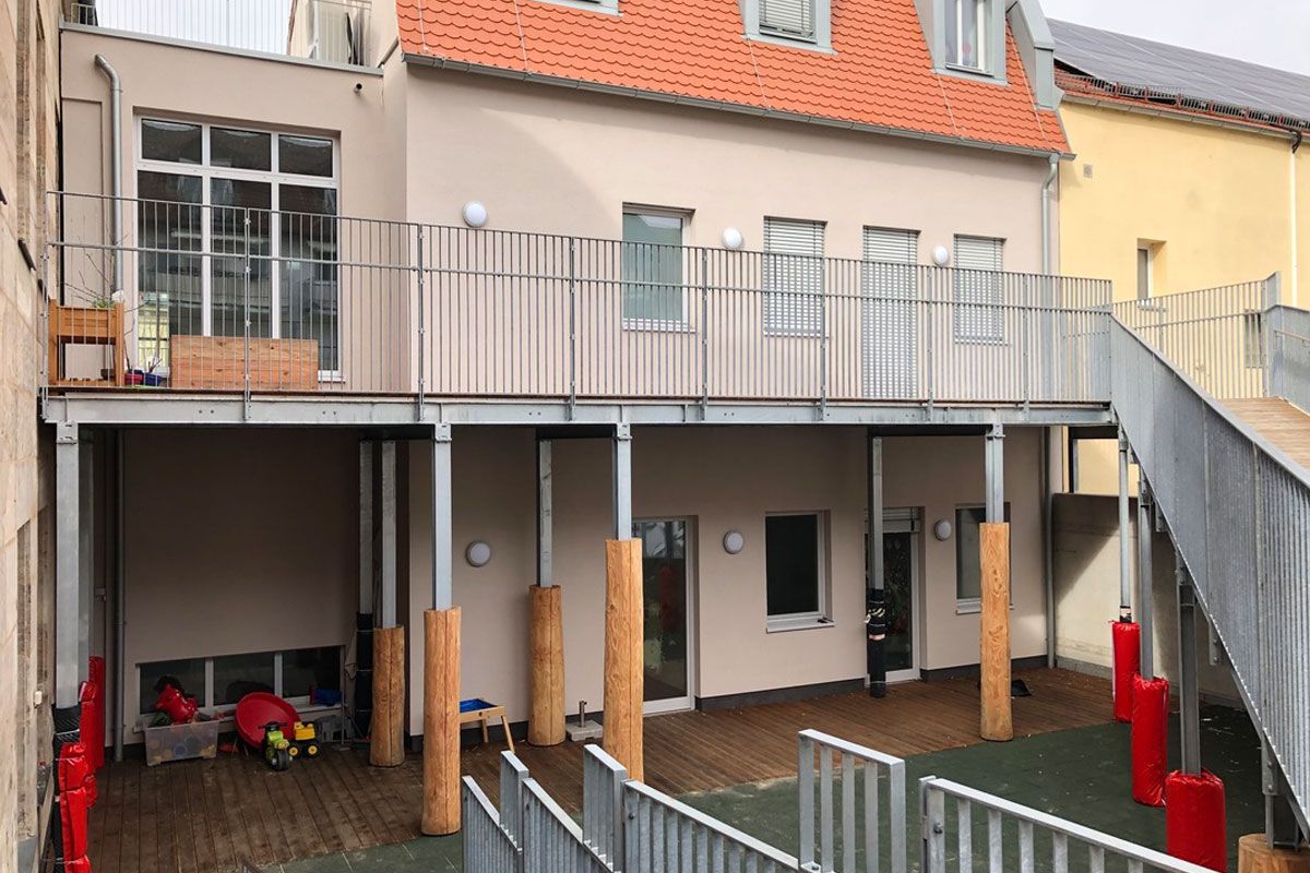 Hinterhof mit Balkon