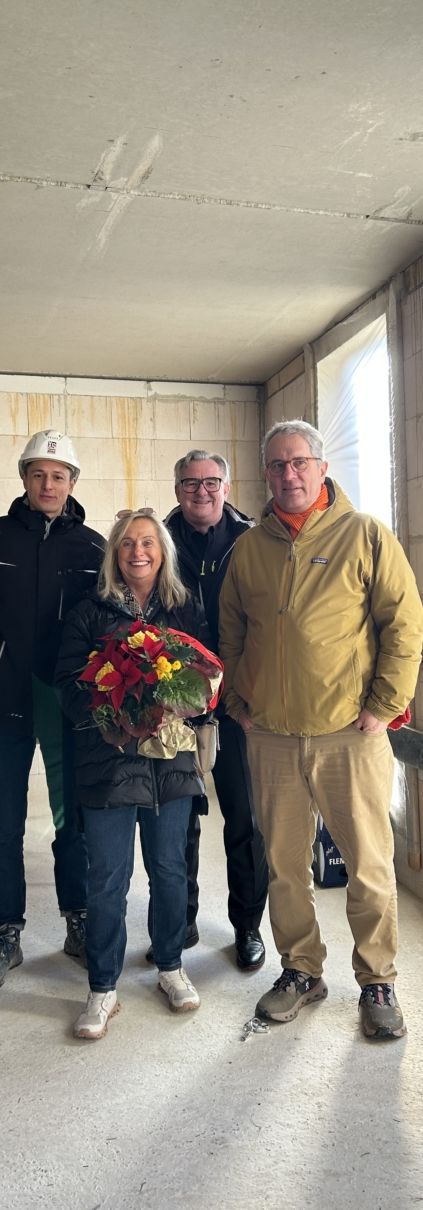 Architekt Rester und3 weitere Personen auf der Baustelle