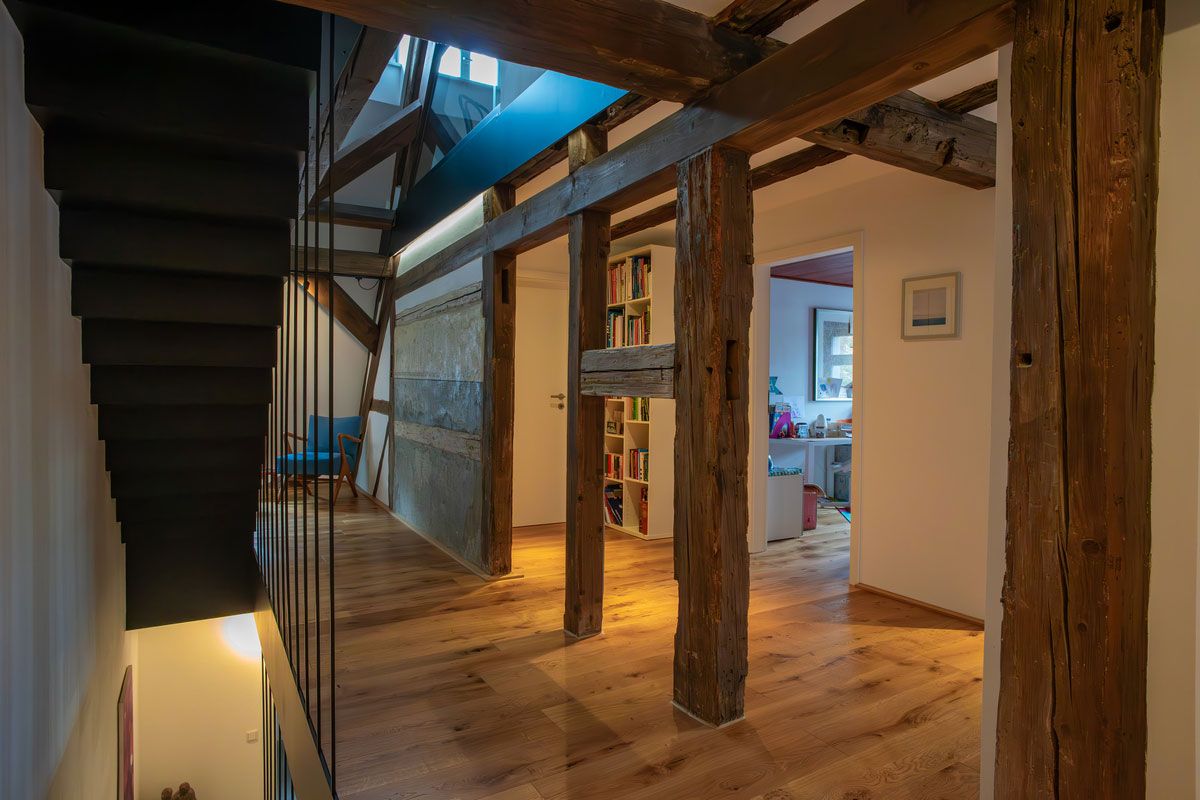 Treppenaufgang mit Flur - rustikale Balken