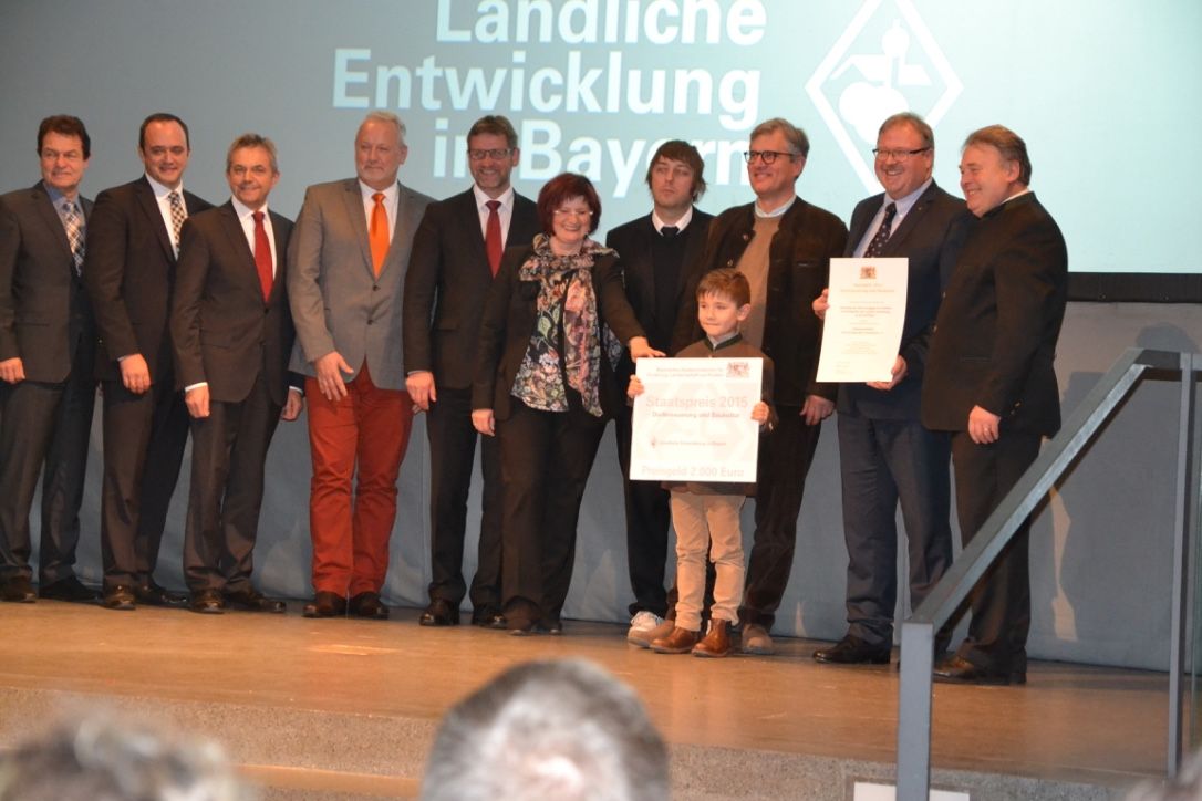 Personen aufgereiht auf einer Bühne
