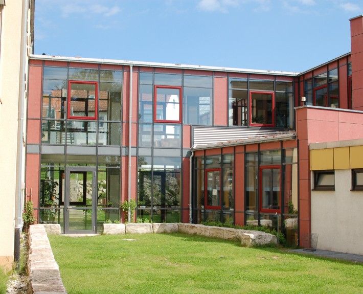 Verglaster Verbindungsbau